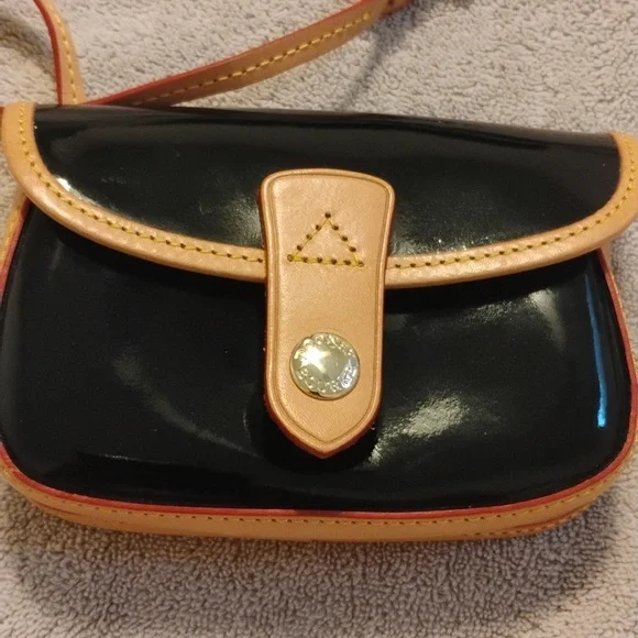 Dooney & Bourke Black And Tan Clip on Wallet - Picture 2 of 6